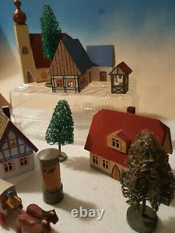 Antique German Wooden Putz Country VillageErzgebirge5 Houses w. Gr. Accessories