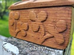 Antique MINIATURE CARVED FOLK ART BOX CLOVERS AAFA INKWELL Primitive Treen Spice