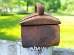 Antique MINIATURE CARVED FOLK ART BOX CLOVERS AAFA INKWELL Primitive Treen Spice