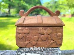 Antique MINIATURE CARVED FOLK ART BOX CLOVERS AAFA INKWELL Primitive Treen Spice