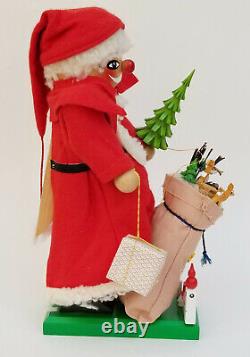 Story # 9 Steinbach Volkskunst Germany Folk Art Carved Wood Santa Nutcracker 16