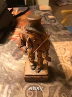 Vintage Hand Carved Folk Art Violinist/Fiddler Sculpture (GREAT CONDITION)