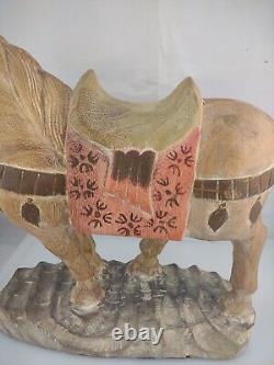 19 Cheval souriant en bois sculpté et peint à la main dans le style de l'art populaire