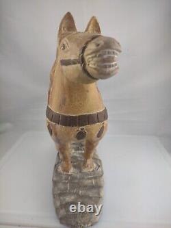 19 Cheval souriant en bois sculpté et peint à la main dans le style de l'art populaire