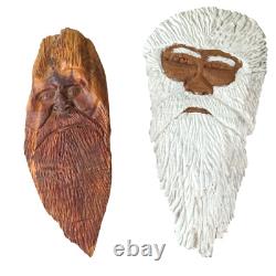 2 Art populaire primitif de BIGFOOT sculpté à la main en bois avec le visage de SASQUATCH signé ODIS HUDGINS