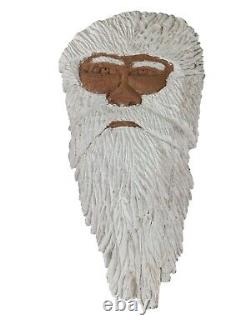 2 Art populaire primitif de BIGFOOT sculpté à la main en bois avec le visage de SASQUATCH signé ODIS HUDGINS