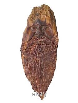 2 Art populaire primitif de BIGFOOT sculpté à la main en bois avec le visage de SASQUATCH signé ODIS HUDGINS