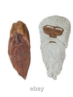 2 Art populaire primitif de BIGFOOT sculpté à la main en bois avec le visage de SASQUATCH signé ODIS HUDGINS