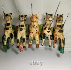 4 Vaches en Bois d'Art Populaire et 1 Chat Sur un Banc en Train de Pêcher Sculpté et Peint
