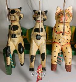 4 Vaches en Bois d'Art Populaire et 1 Chat Sur un Banc en Train de Pêcher Sculpté et Peint