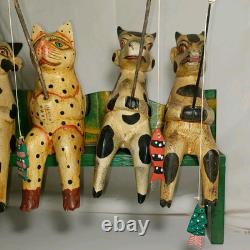 4 Vaches en Bois d'Art Populaire et 1 Chat Sur un Banc en Train de Pêcher Sculpté et Peint