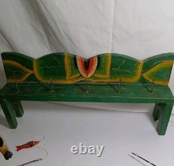 4 Vaches en Bois d'Art Populaire et 1 Chat Sur un Banc en Train de Pêcher Sculpté et Peint