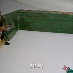 4 Vaches en Bois d'Art Populaire et 1 Chat Sur un Banc en Train de Pêcher Sculpté et Peint