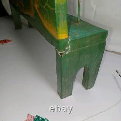 4 Vaches en Bois d'Art Populaire et 1 Chat Sur un Banc en Train de Pêcher Sculpté et Peint