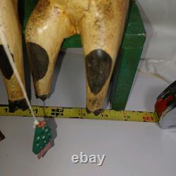 4 Vaches en Bois d'Art Populaire et 1 Chat Sur un Banc en Train de Pêcher Sculpté et Peint