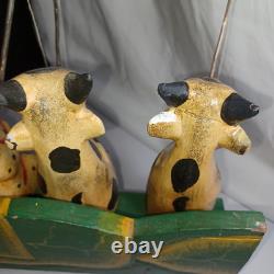 4 Vaches en Bois d'Art Populaire et 1 Chat Sur un Banc en Train de Pêcher Sculpté et Peint