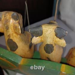 4 Vaches en Bois d'Art Populaire et 1 Chat Sur un Banc en Train de Pêcher Sculpté et Peint