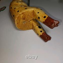 4 Vaches en Bois d'Art Populaire et 1 Chat Sur un Banc en Train de Pêcher Sculpté et Peint