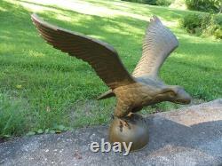 Aigle américain en bois sculpté à la main, vintage ou ancien, avec une envergure de 21 pouces