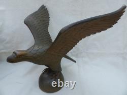 Aigle américain en bois sculpté à la main, vintage ou ancien, avec une envergure de 21 pouces