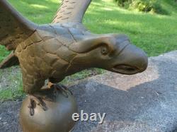 Aigle américain en bois sculpté à la main, vintage ou ancien, avec une envergure de 21 pouces