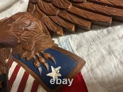 Aigle en chêne sculpté d’art populaire avec bouclier