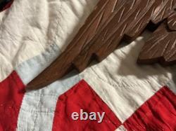 Aigle en chêne sculpté d’art populaire avec bouclier