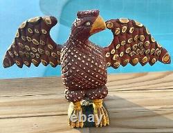 Aigle sculpté en art populaire par Daniel et Barbara Strawser, signé et daté au bas