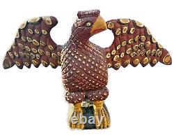 Aigle sculpté en art populaire par Daniel et Barbara Strawser, signé et daté au bas