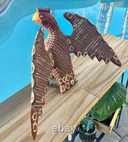 Aigle sculpté en art populaire par Daniel et Barbara Strawser, signé et daté au bas