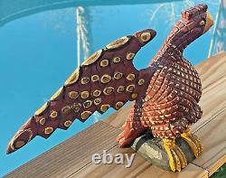 Aigle sculpté en art populaire par Daniel et Barbara Strawser, signé et daté au bas