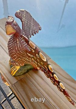 Aigle sculpté en art populaire par Daniel et Barbara Strawser, signé et daté au bas