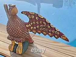 Aigle sculpté en art populaire par Daniel et Barbara Strawser, signé et daté au bas