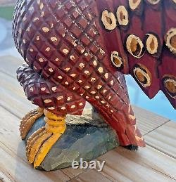 Aigle sculpté en art populaire par Daniel et Barbara Strawser, signé et daté au bas