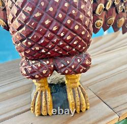 Aigle sculpté en art populaire par Daniel et Barbara Strawser, signé et daté au bas