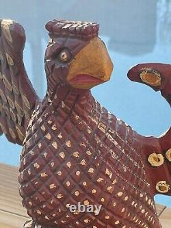 Aigle sculpté en art populaire par Daniel et Barbara Strawser, signé et daté au bas