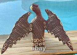 Aigle sculpté en art populaire par Daniel et Barbara Strawser, signé et daté au bas
