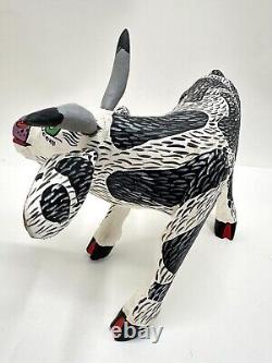 Alébrije en bois mexicain, vache sculptée et peinte à la main d'Oaxaca 10x8 signée