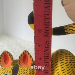 Alebrije en bois sculpté d’Oaxaca représentant un opossum avec ses trois petits