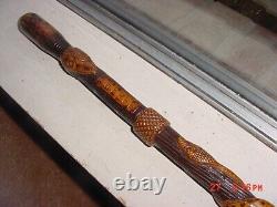 Ancien bâton de marche en bois sculpté d'art populaire mexicain avec 5 serpents