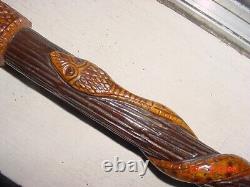 Ancien bâton de marche en bois sculpté d'art populaire mexicain avec 5 serpents