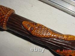 Ancien bâton de marche en bois sculpté d'art populaire mexicain avec 5 serpents