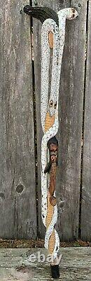 Ancien bâton de marche sculpté et richement décoré représentant un charmeur de serpents tribal en bois