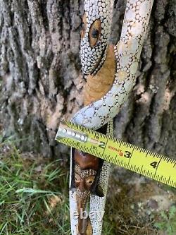 Ancien bâton de marche sculpté et richement décoré représentant un charmeur de serpents tribal en bois