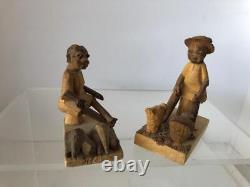 Anciennes figures en bois sculpté d'art populaire représentant des personnes afro-américaines de plantations