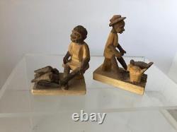 Anciennes figures en bois sculpté d'art populaire représentant des personnes afro-américaines de plantations