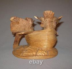 Anciennes figurines d’oiseaux en bois sculpté d’art populaire du XIXe siècle avec nid d’oiseaux et porte-allumettes