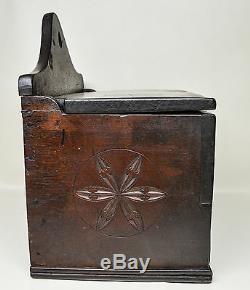 Antique Folk Art Noyer Hanging Spice Box Avec Designs Sculpté À La Main Early 1800 Pour