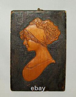 Antique Vtg Daté 1913 Folk Art Sculpté Bois Portrait Plaque Femme Grande Surface