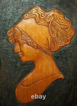Antique Vtg Daté 1913 Folk Art Sculpté Bois Portrait Plaque Femme Grande Surface